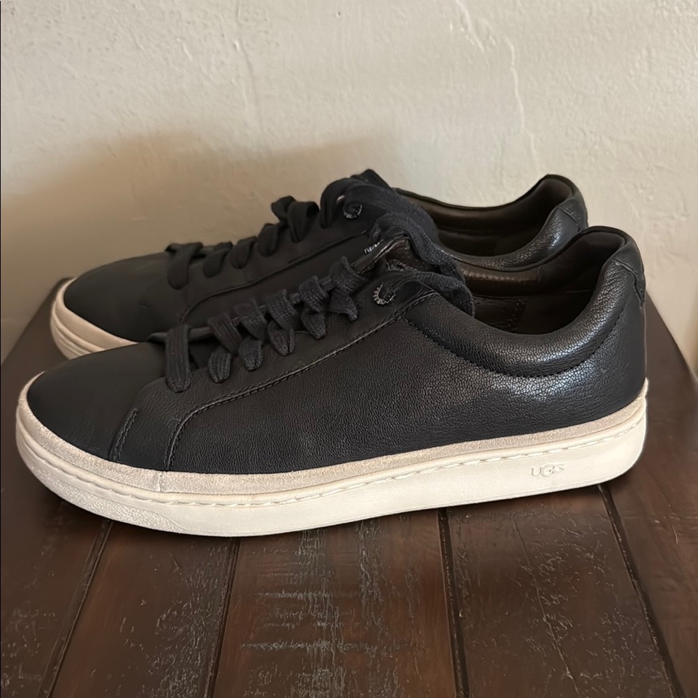 UGG Black and White Sneakers Sleek Minimalist Design Men’s Size 7.5